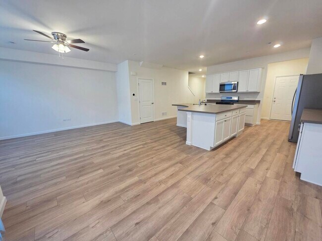 Building Photo - 5915 Hawkweed Dr