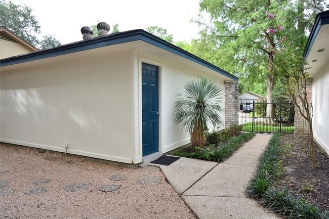 Building Photo - 16202 Barcelona Dr