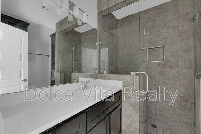 Building Photo - 1012 E la Cantera Ave