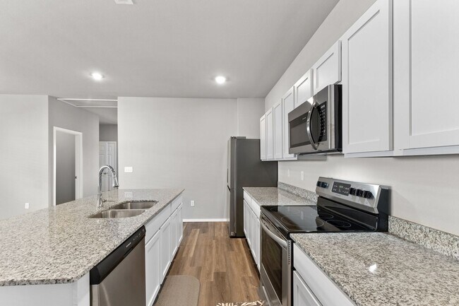 Building Photo - Spacious Home in Fayetteville!