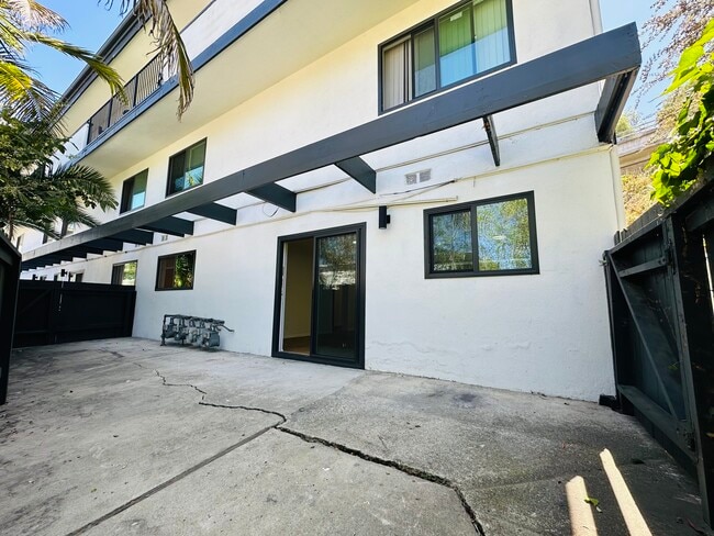 Building Photo - 201 Ladera St