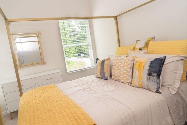 Building Photo - 585 River Gdns Dr