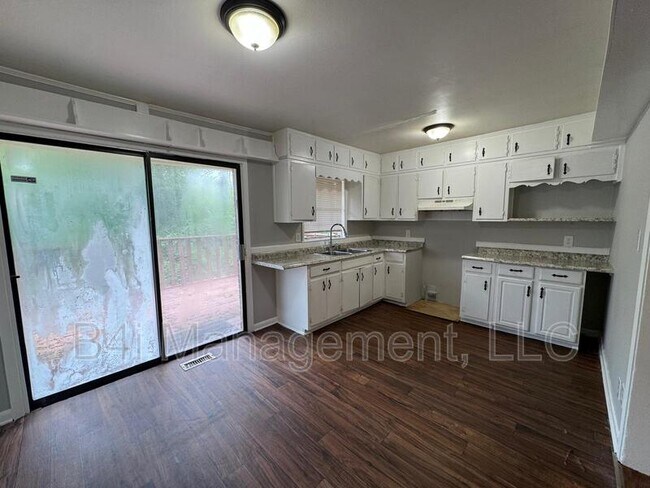 Building Photo - 454 Clara Dr