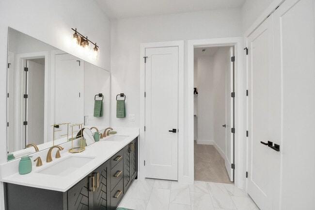 Building Photo - 6115 Campos Dr