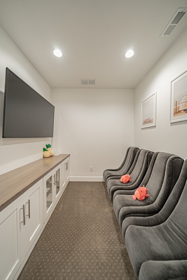 Building Photo - 949 Greenwillow Ln