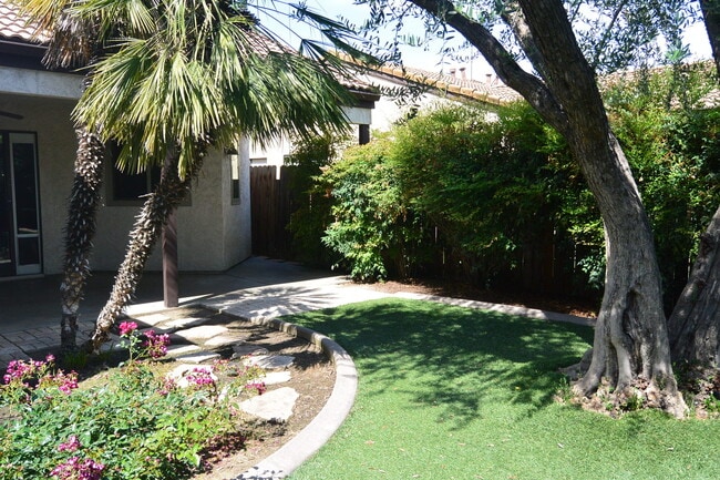 Building Photo - 1933 S Royal Oaks Dr