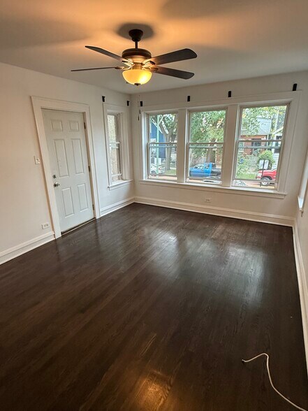 Living room - 4872 W Homer St