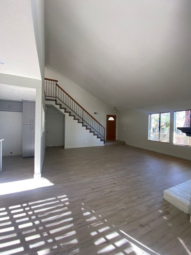 Building Photo - Alta Loma Woods Two Bed with Small Yard an...