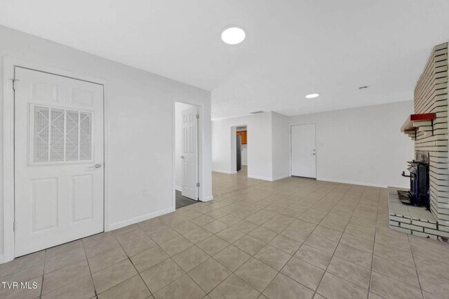 Building Photo - Newly renovated 3 Bedroom 2 Bathroom Home ...