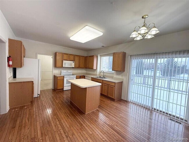 Building Photo - 6122 Cherrywood Dr