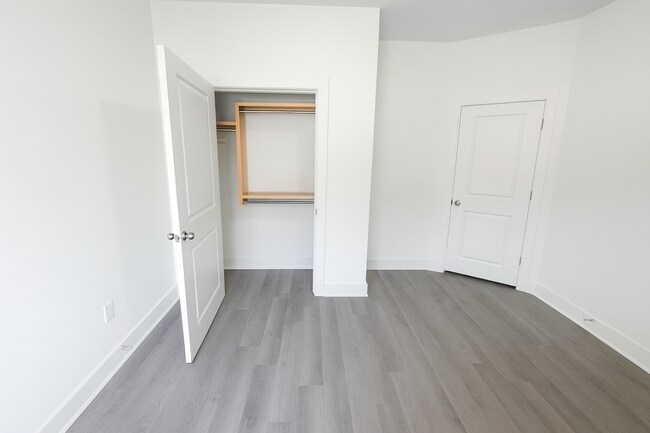 Building Photo - 5204/06 S Chase Cir