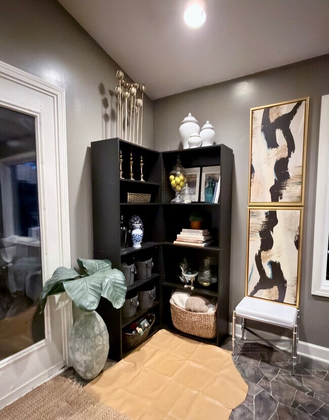 Building Photo - 1044 Hummingbird Ln