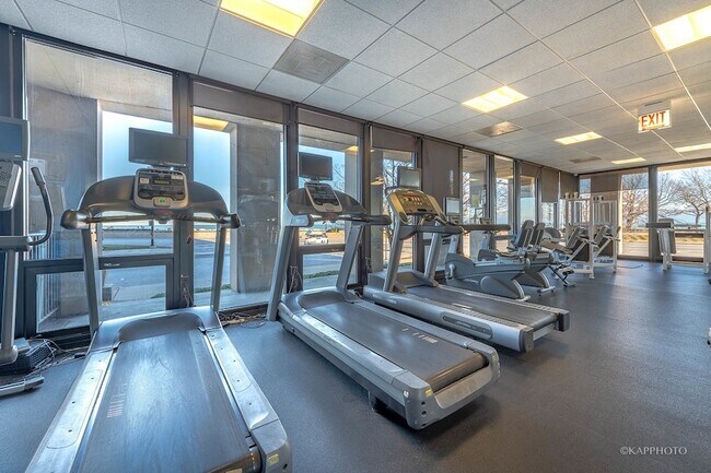 Building Photo - 6700 S South Shore Dr