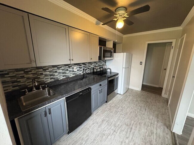 Building Photo - 11820 Edgewater Dr