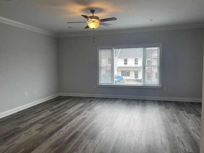 Building Photo - Townhome for rent in Crescent Ridge subdiv...