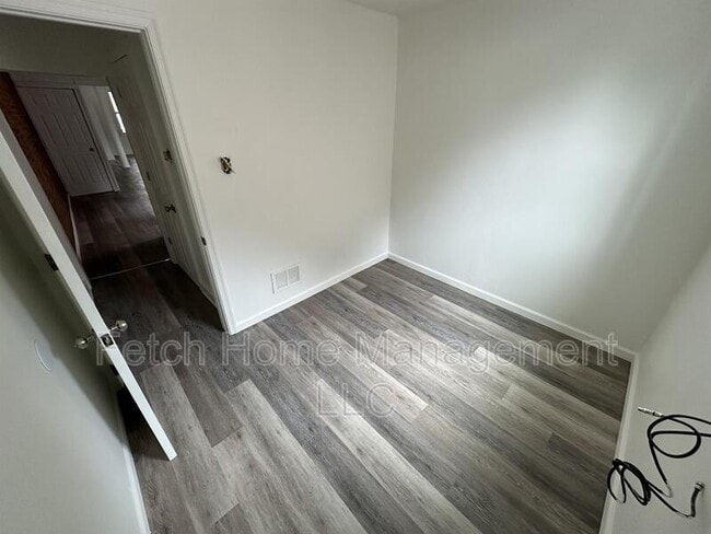 Building Photo - 528 S Duke St