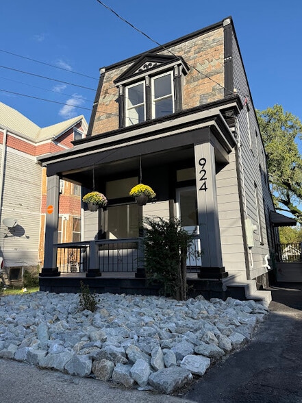 FRONT AND RIGHT SIDE HOUSE - 924 McPherson Ave