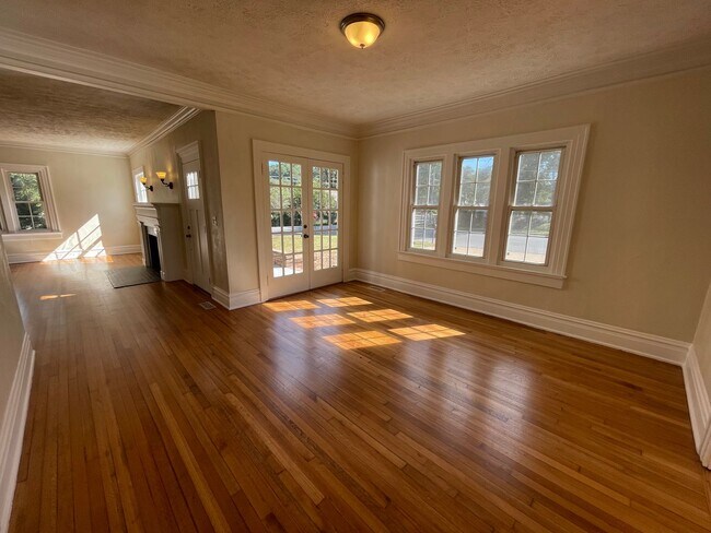 Building Photo - Updated 3/2 House in Old East Rome $1,895