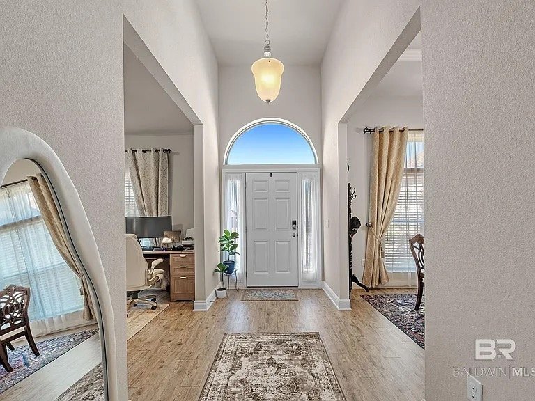 Building Photo - 335 Thornhill Cir
