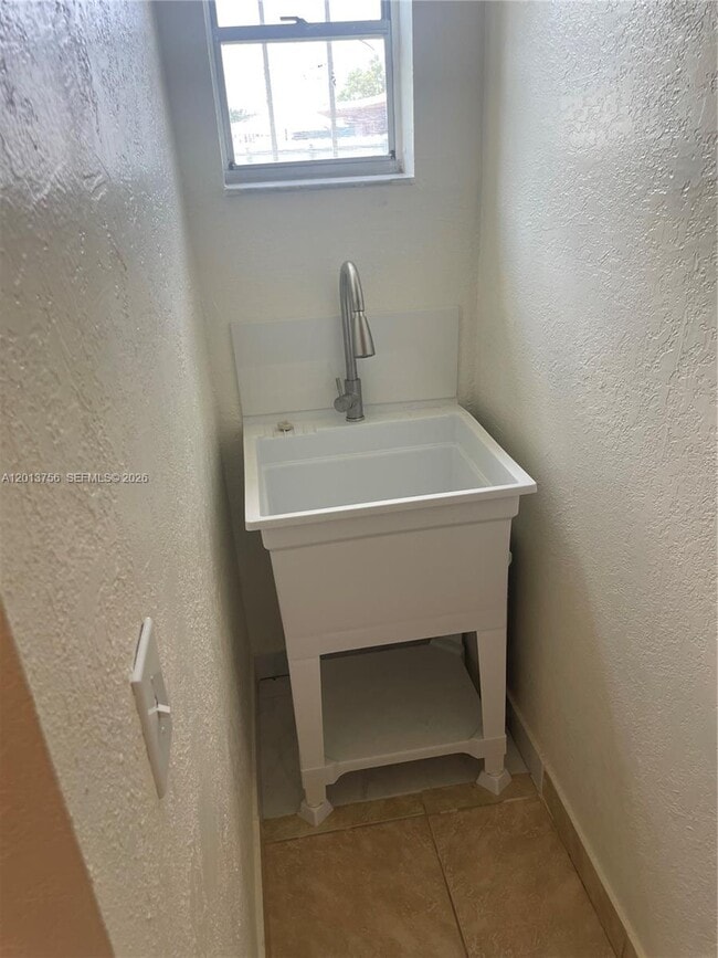 Building Photo - 4115 SW 108th Ave