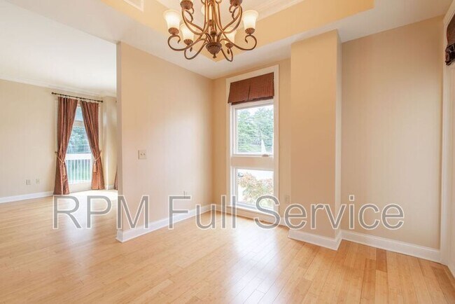 Building Photo - 110 31st Ave N