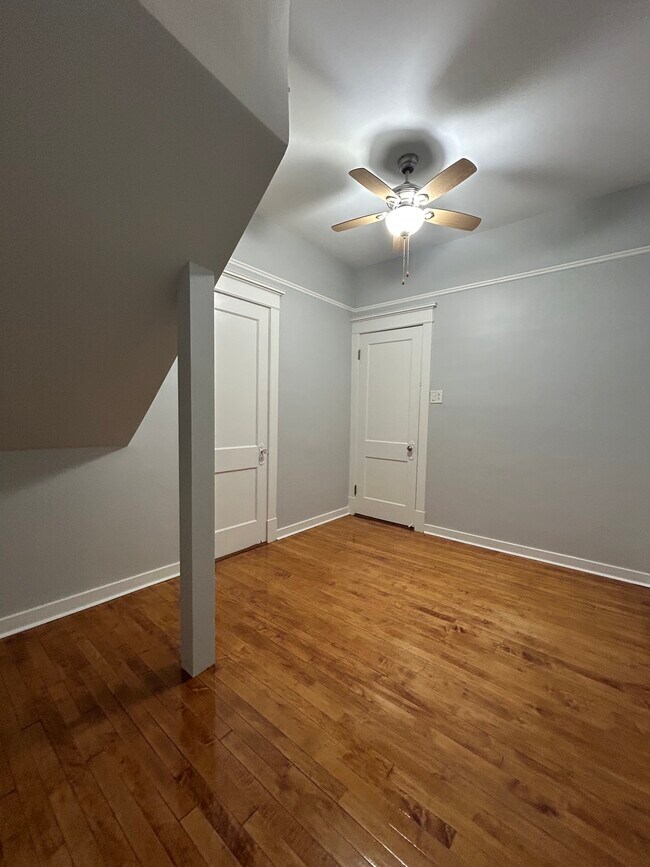 Building Photo - 1263 W Thorndale Ave