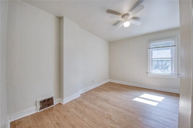 Building Photo - 204 Clarksville St