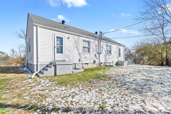 Building Photo - 42 Maple St