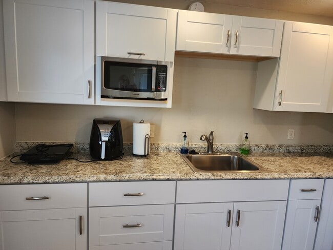 Induction stovetop - 1100 N Lehmberg Ave