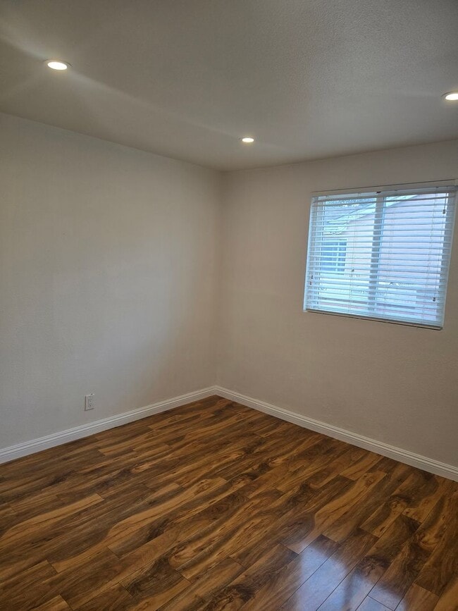 Building Photo - Beautifully Maintained 6-Bedroom Home in t...