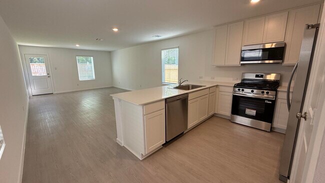 Building Photo - 912 Pertuso Ln