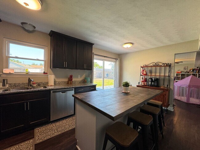 Building Photo - 3104 Guenevere Dr