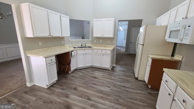 Building Photo - 1593 Queen Elizabeth Dr
