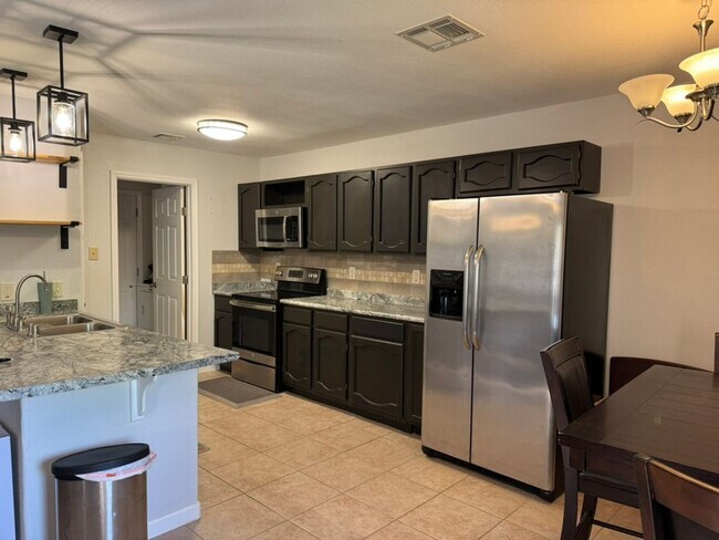 Building Photo - 3 Bed / 2 Bath – Updated Home with Fireplace & Large Backyard