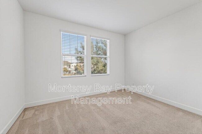 Building Photo - 480 Palisade Dr