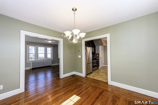 Building Photo - 186 School St