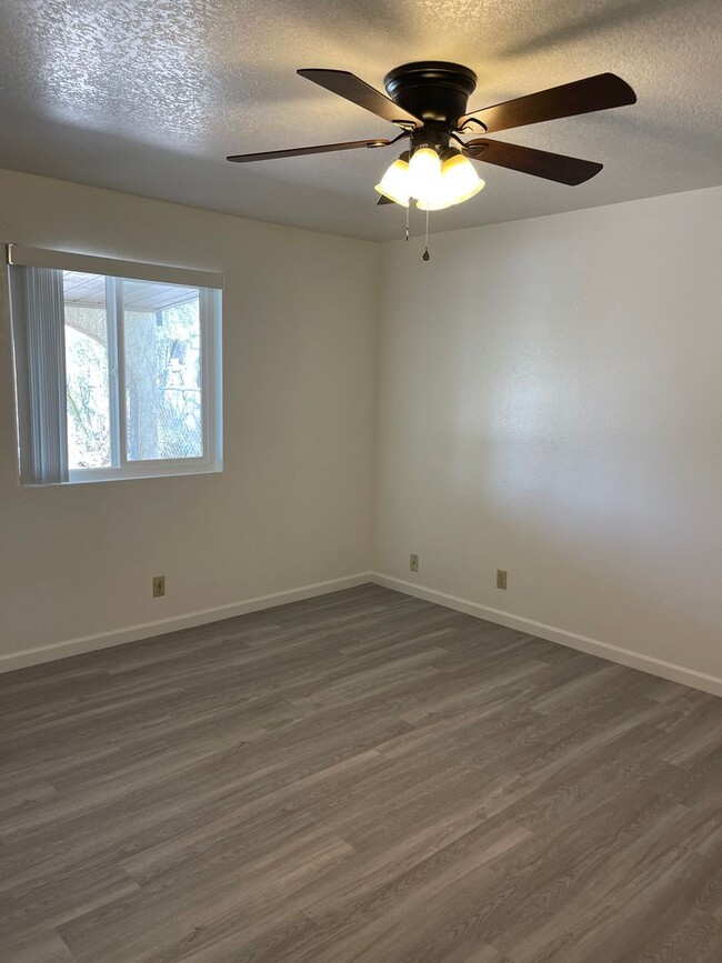 Building Photo - Unfurnished Full Time