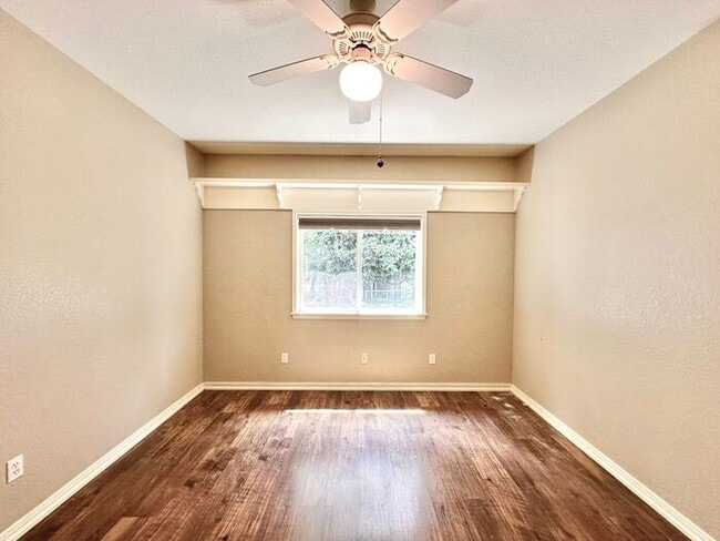 Building Photo - Coming Soon! Show Stopping Home in Flint!