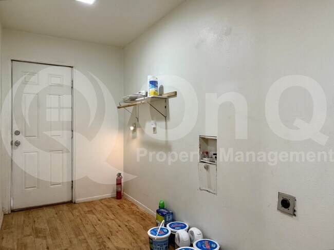 Building Photo - 570 N Villa Nueva Dr