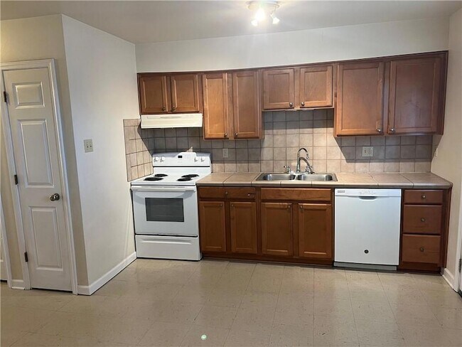 Building Photo - 316 Plantation Dr
