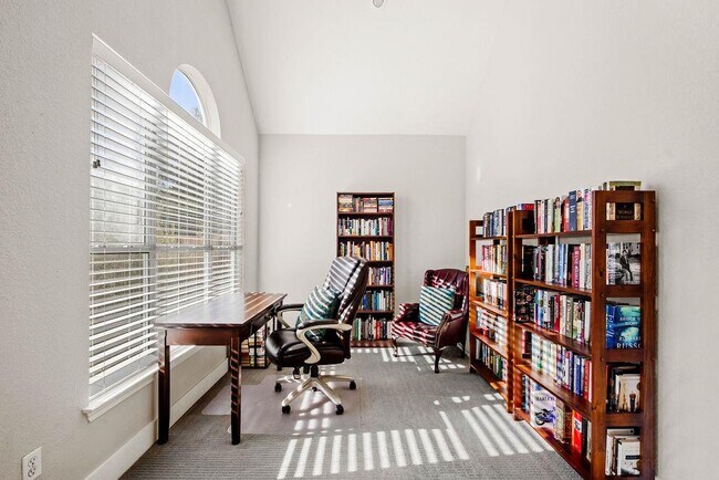 Building Photo - 11 Elmwood Cir