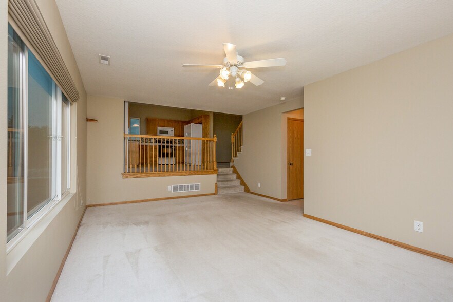Building Photo - 505 SE Crabapple Dr