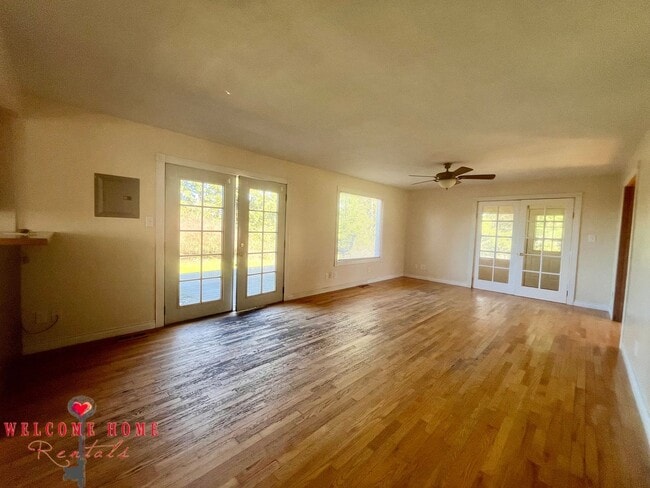 Building Photo - Unique opportunity - Bring your horses!