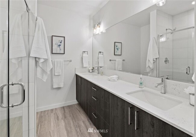 Building Photo - 3 Bedroom Townhome in Seattle