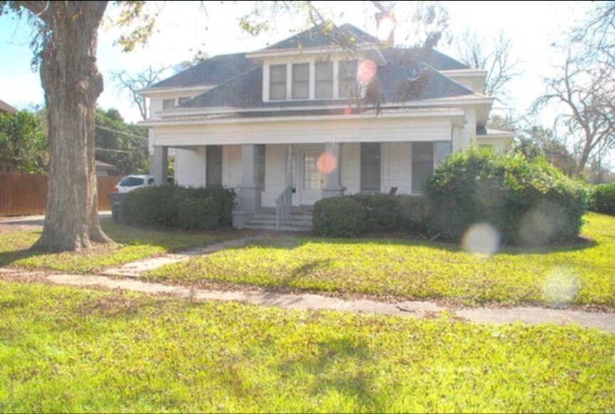 Building Photo - 2104 4th St