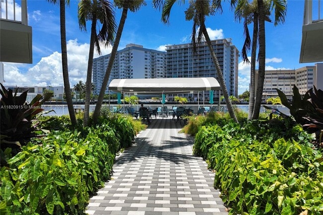 Building Photo - 1913 S Ocean Dr