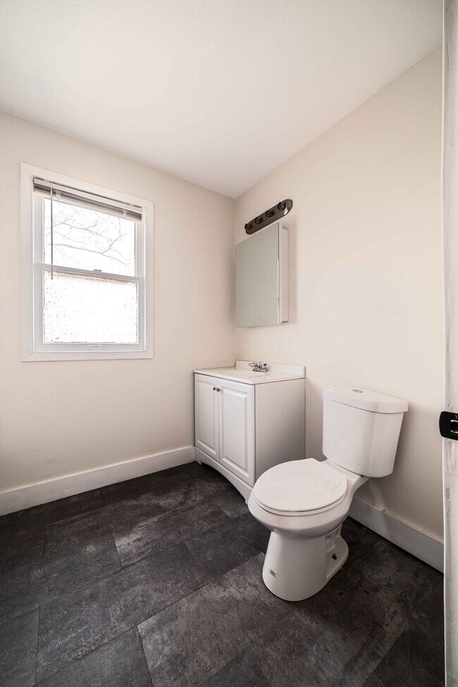 Building Photo - 3 Bedroom - 1 Bath - $1,350