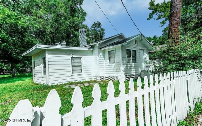 Building Photo - 846 Baker Ave