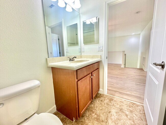 Building Photo - Upscale and modern 5bedroom/2.5bath home i...