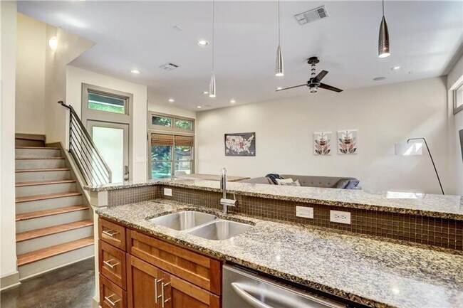 Building Photo - 602 W N Loop Blvd